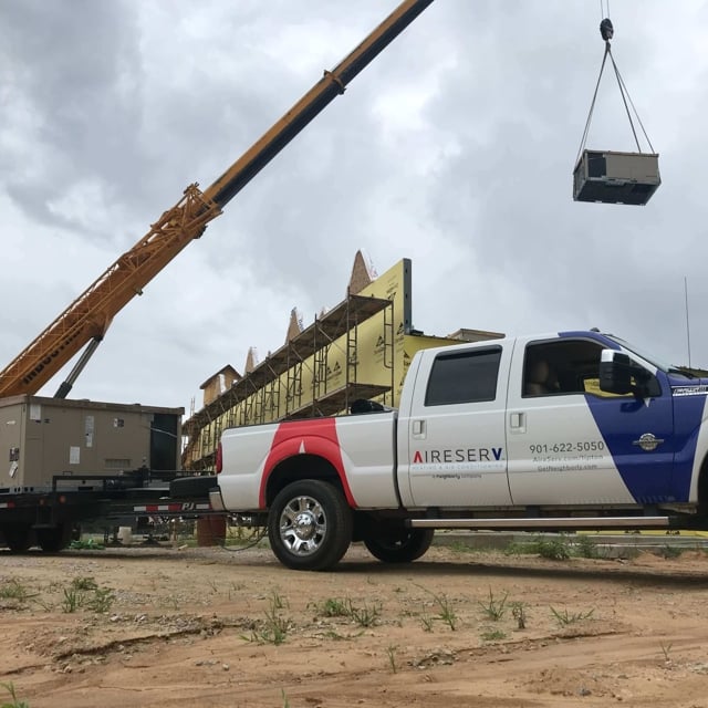 HVAC commercial team installs new unit on top of restaurant